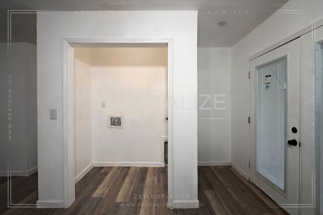 Building Photo - Fully Renovated 3/2 in West Mobile!