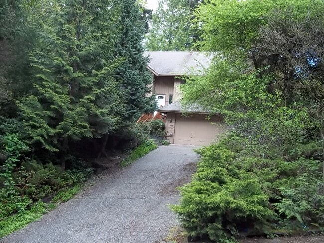 Building Photo - Bellevue Home with Some Nice Upgrades and ...