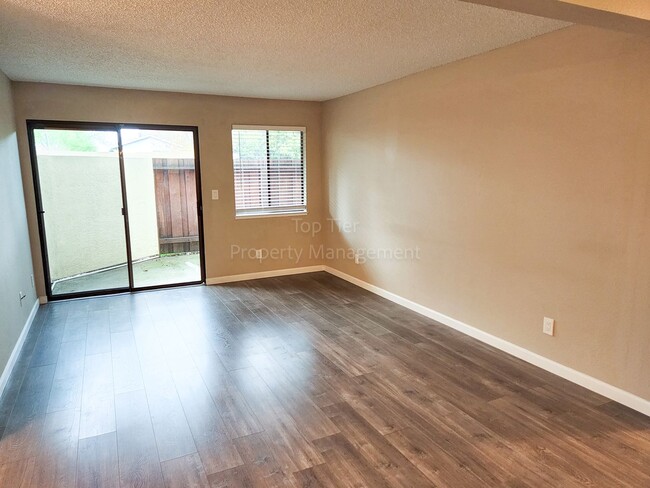 Building Photo - Beautiful 2 bed / 2 bath / 1,100 sqft Cond...