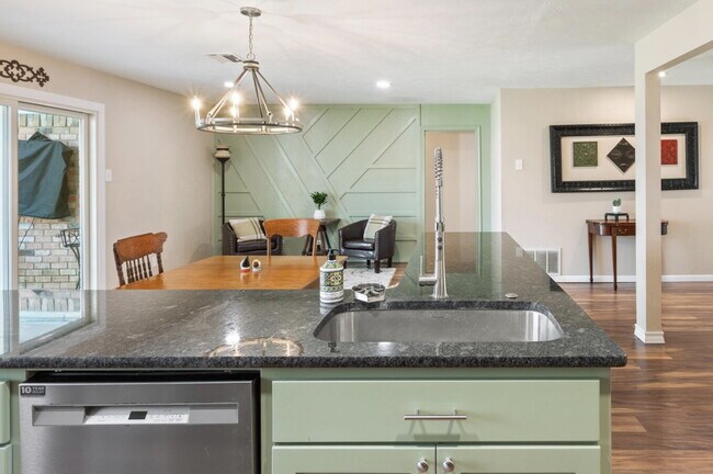 Building Photo - Charming Oak-Shaded Retreat in Woodway’s Coveted Bird Streets with Versatile Living Spaces & Work...