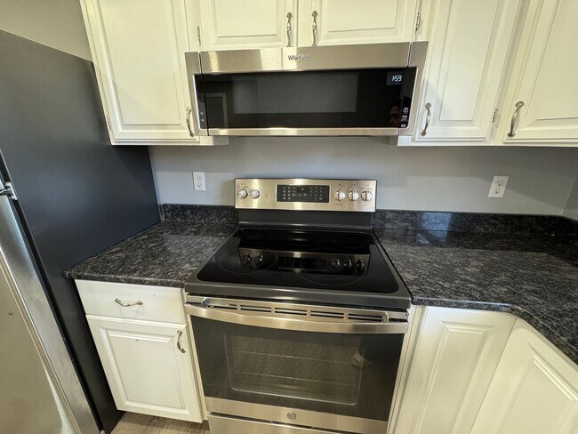 Building Photo - 1036 Chicopee St