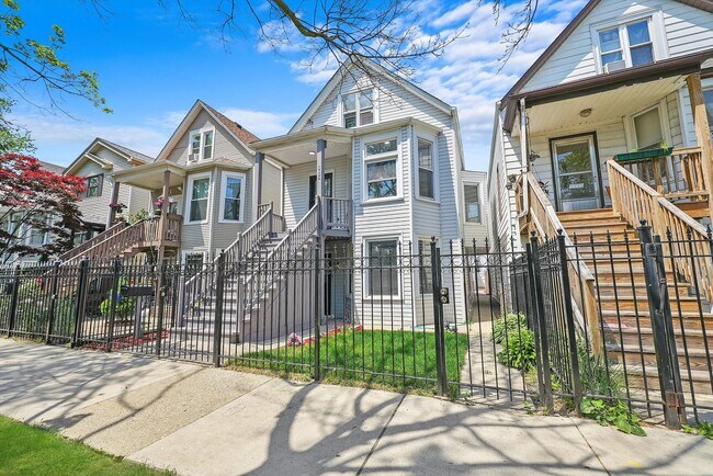 Building Photo - 3324 W Warner Ave