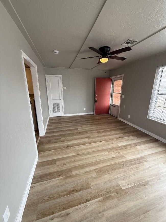 Building Photo - 1 Bedroom 1 Bathroom Duplex For Lease Now!