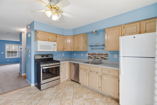 Building Photo - 48 Strawberry Hill Ave