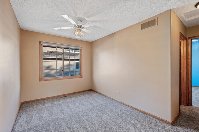 Building Photo - rare woodbury upgraded 3 bedroom end unit townhouse!! One level living!