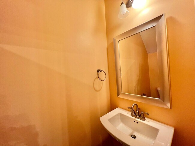 Building Photo - Newly Remodeled 3BD, 2.5BA Raleigh Townhom...
