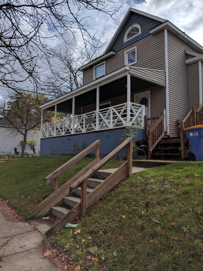 Building Photo - 634 Lake Michigan Dr NW