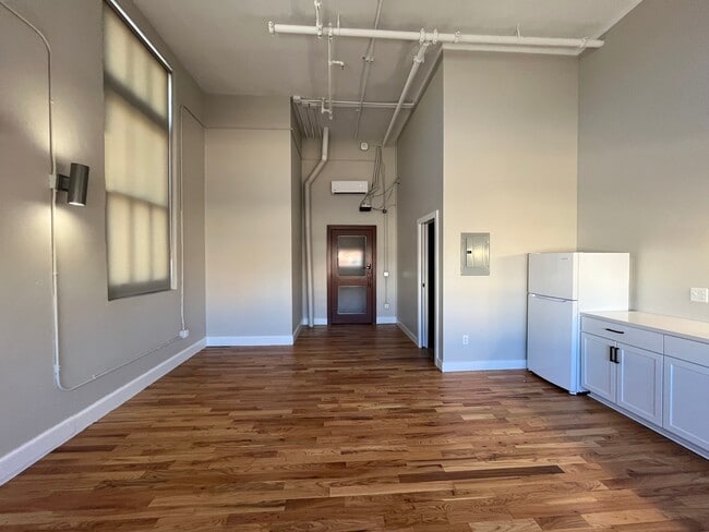 Building Photo - 154 N Topeka St