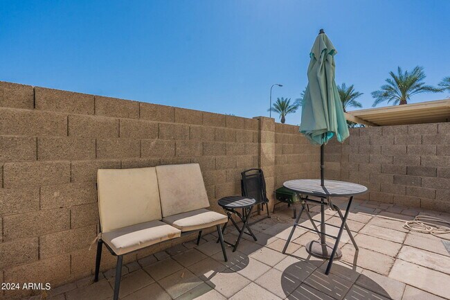 Building Photo - 820 W University Dr