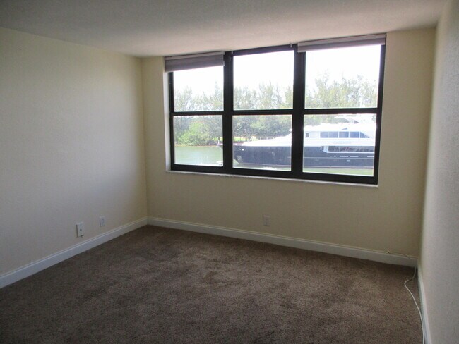 Building Photo - 1401 N Riverside Dr