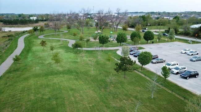 Building Photo - 2410 Lakecrest Town Dr