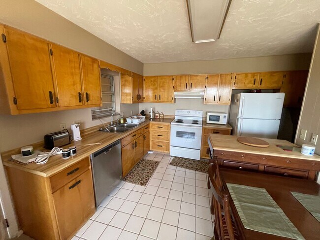 Building Photo - Fully Furnished 1 bedroom 1 bath condo wit...