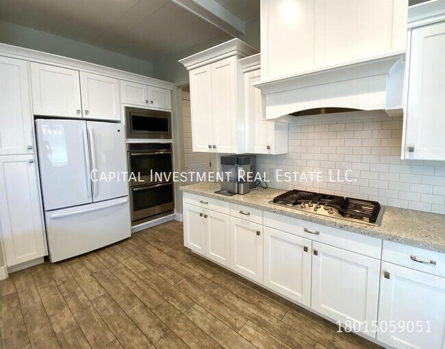 Building Photo - 224 E Pace Ln