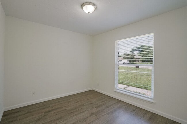 Building Photo - 701 Country Aire Dr