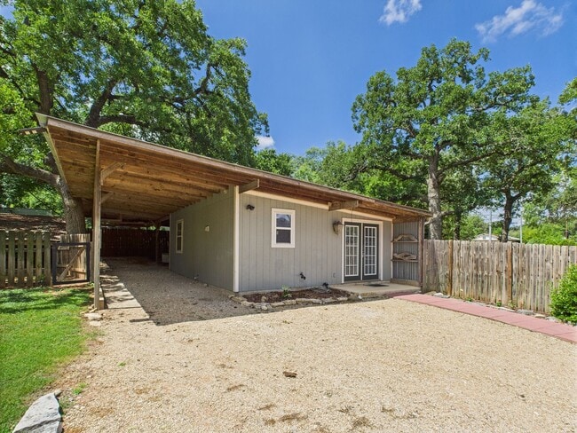 Building Photo - Charming Studio with Large Bathroom, Cute Kitchen & Private Fenced Yard