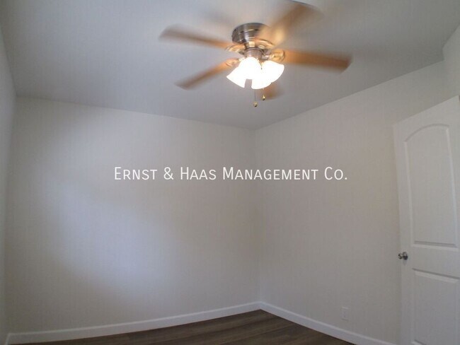 Building Photo - 230 E Hullett St