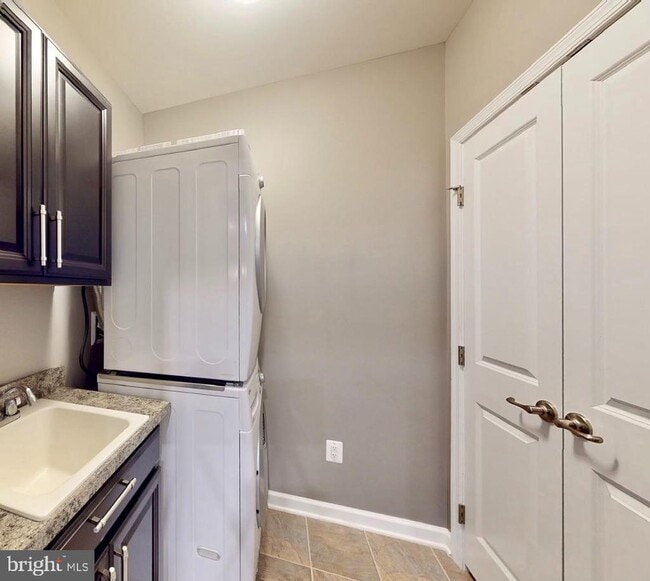 Building Photo - 7075 Darbey Knoll Dr