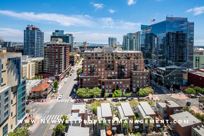 Building Photo - Stunning Fully Furnished East Village 2 Be...