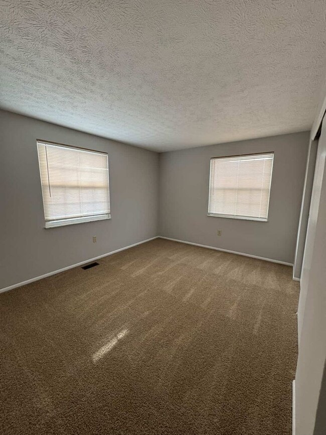 Building Photo - 3 Bed 1 Bathroom Ranch in Groveport School District! Half off Deposit for a move in by 12/31!