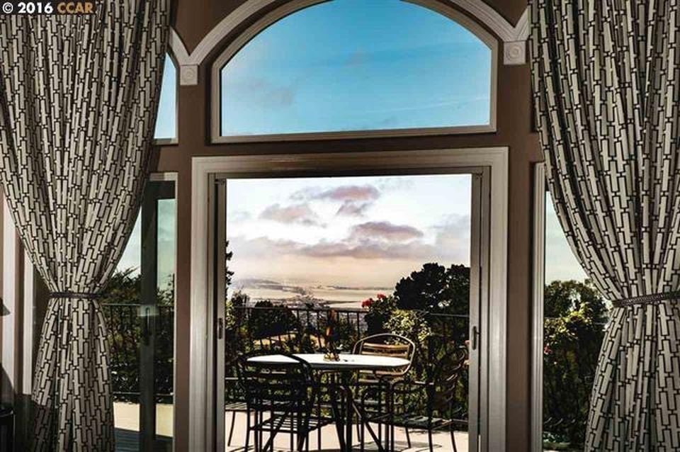 Living Room Curtains - 7285 Snake Rd