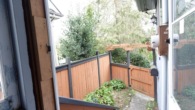 Building Photo - Cozy, Fully Furnished Roosevelt Shared Living Space