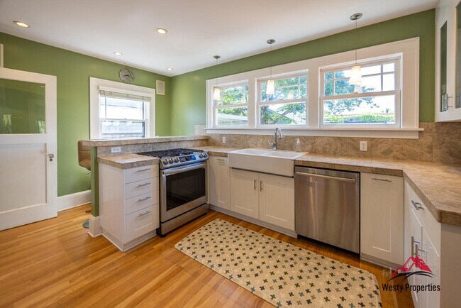 Primary Photo - 3637 NE Alameda St
