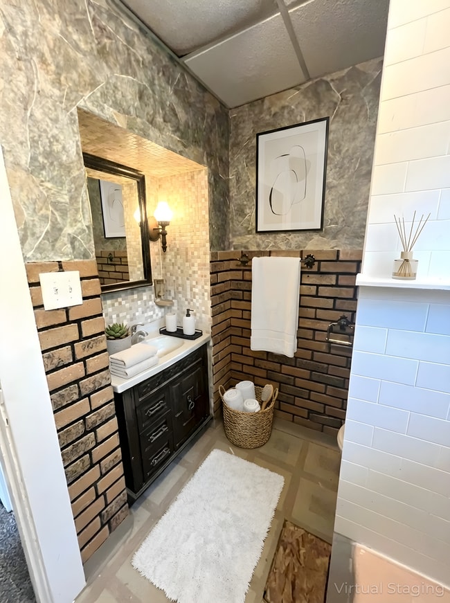 Building Photo - 3 Bedroom / 1 Bath End Unit Townhouse in Clairton