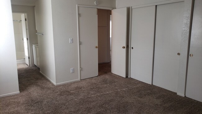 Building Photo - NICE 3 BED/2.5 BATH/2 CAR GARAGE/1590 SQ. ...