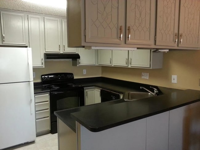 Building Photo - Beautiful 2BR/2BA Condo with Pools, Parkin...