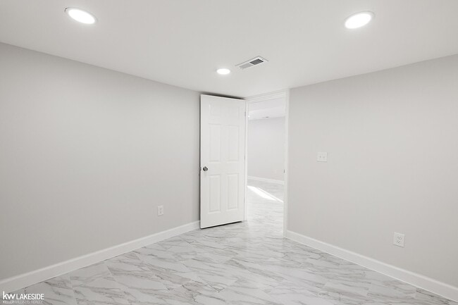 Building Photo - 46267 Terrace Dr