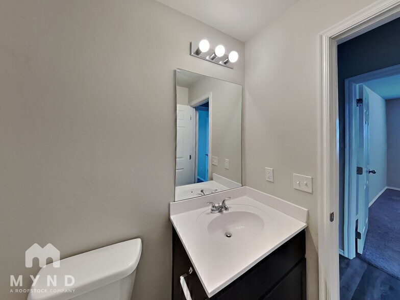 Building Photo - 1716 Lanesboro Dr