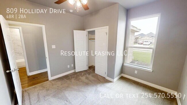 Building Photo - 809 Holliday Dr