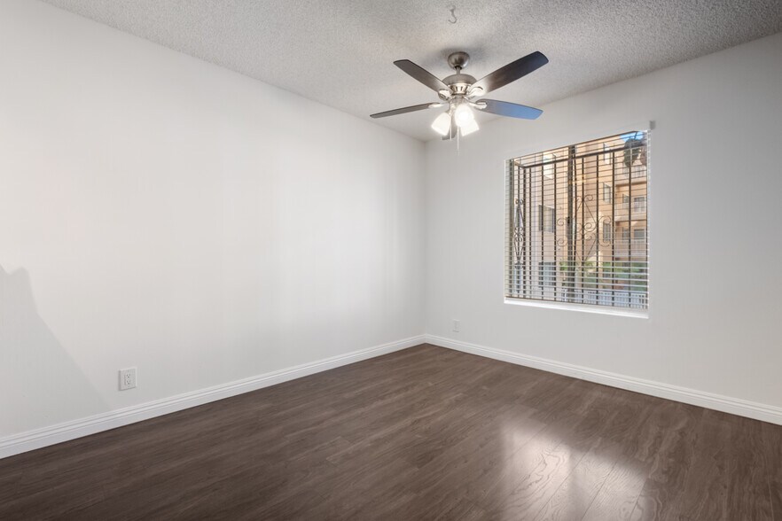 Building Photo - 433 S Manhattan Pl