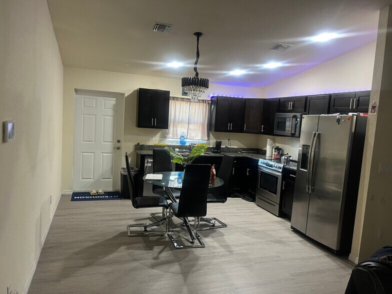 Building Photo - 2054 Detroit Dr