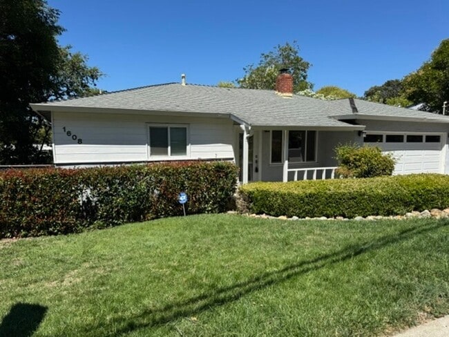 Building Photo - Charming single level home in Parkmead neighborhood