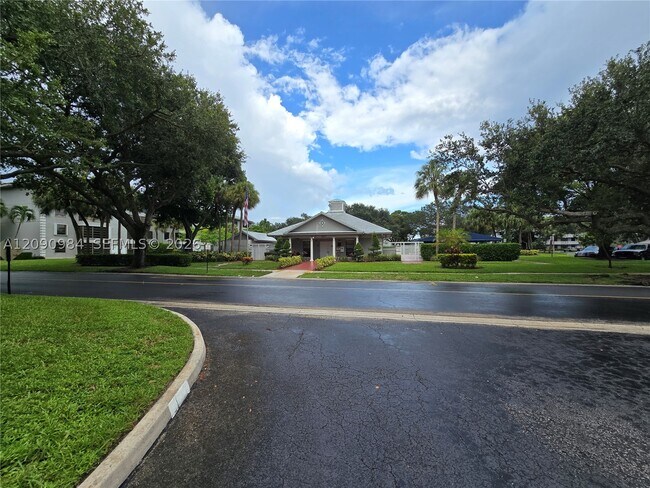 Building Photo - 1526 Whitehall Dr
