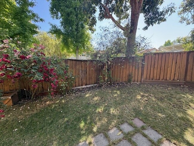 Building Photo - Great Location 3 Bedroom 2.5  Bath Townhouse