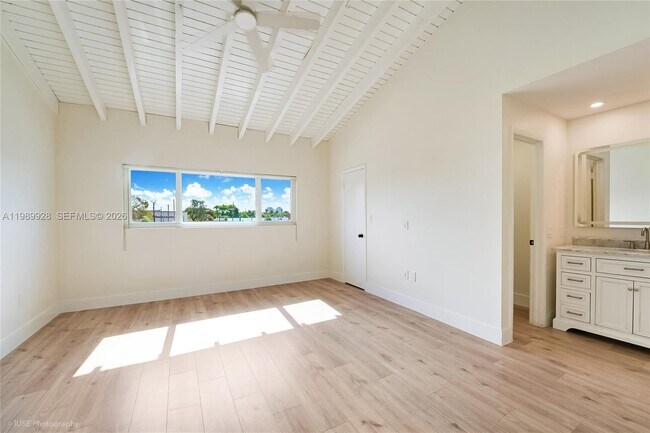 Building Photo - 9023 NE 4th Avenue Rd