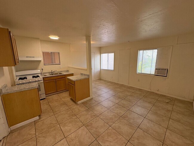 Building Photo - Dinuba country Home Rent Ready !