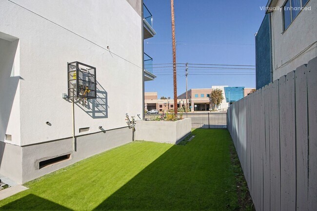Building Photo - 1638 S Longwood Ave