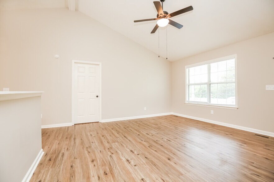Building Photo - 300 Southlake Dr