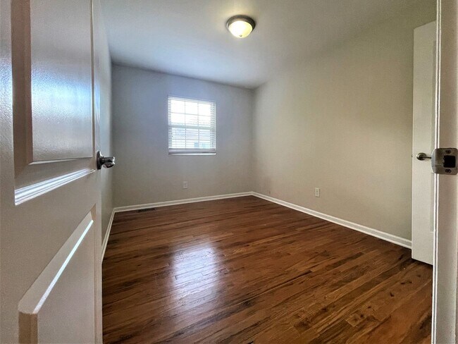 Building Photo - 2575 Olde Hill Ct N