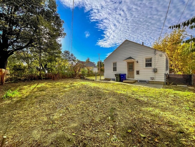 Building Photo - 1040 E Gates St