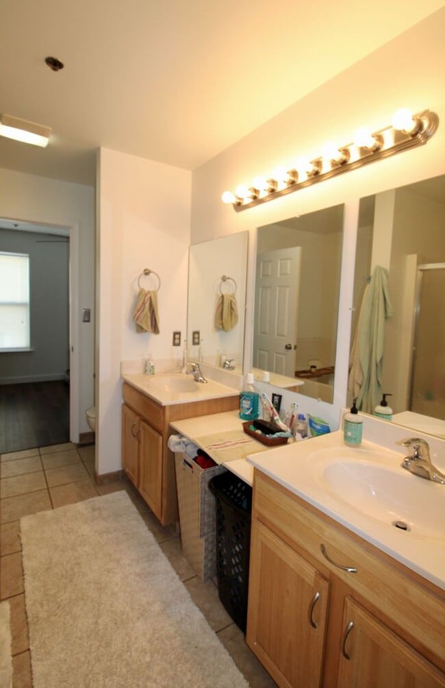 Building Photo - 2 Bedroom Home with Garage!