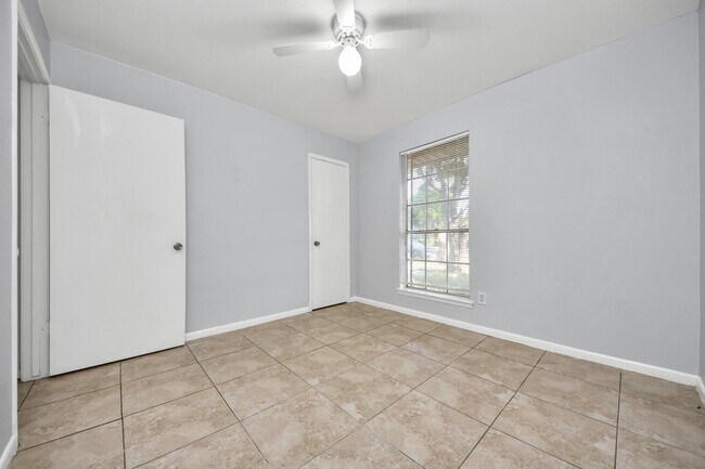 Building Photo - 3806 Charriton Dr
