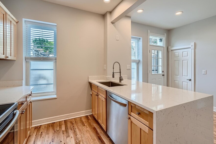 Building Photo - Dazzling North Capitol Hill home with fenced yard