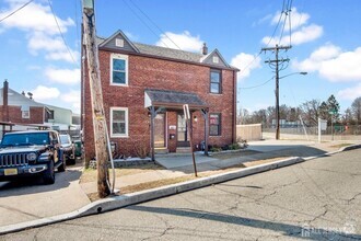 Building Photo - 683 Kosciusko St