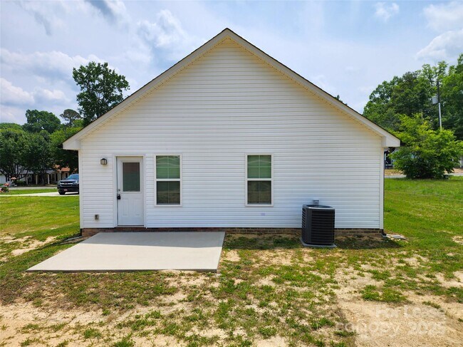 Building Photo - 2119 Moose Rd