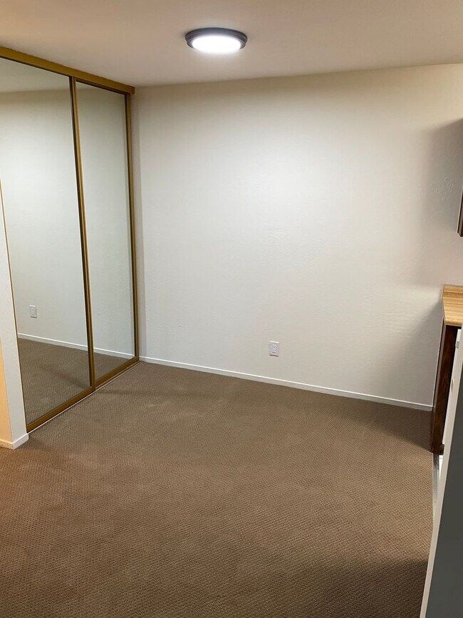 Building Photo - Updated Top Floor, Corner 2BD/ 2BA - Great...