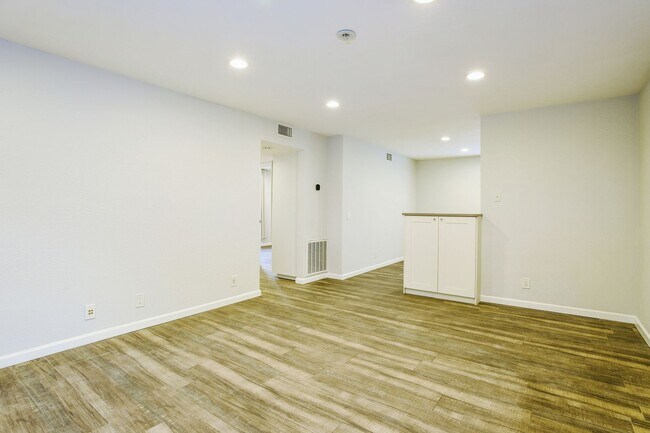 Building Photo - Discover this well-appointed 2-bedroom, 2-bath condo in Lake Forest